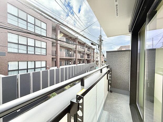 ■ 心地よい風と光を感じる、くつろぎのバルコニー