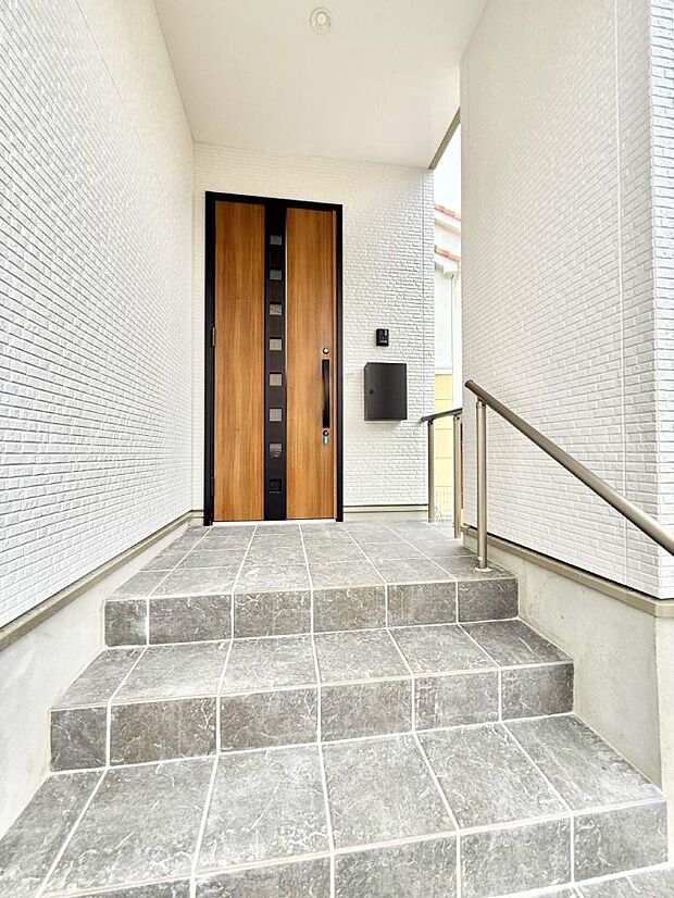 ■ シンプルで美しく、住まいの第一印象を彩る玄関です