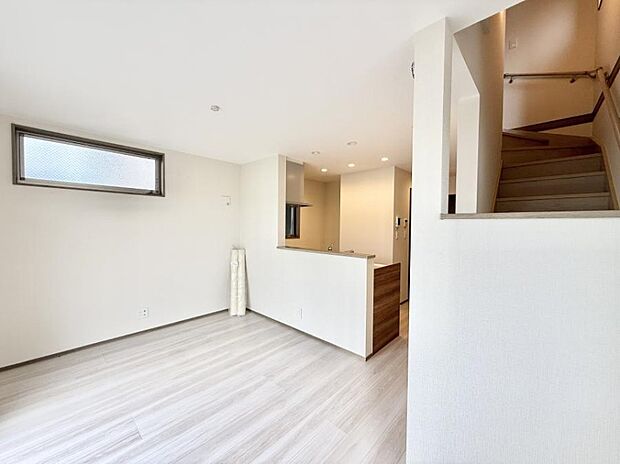 ■自然の光が差し込み、明るい空間が広がります