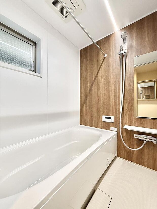 ■落ち着いた色合いの壁面、ゆっくり寛げるバスルーム