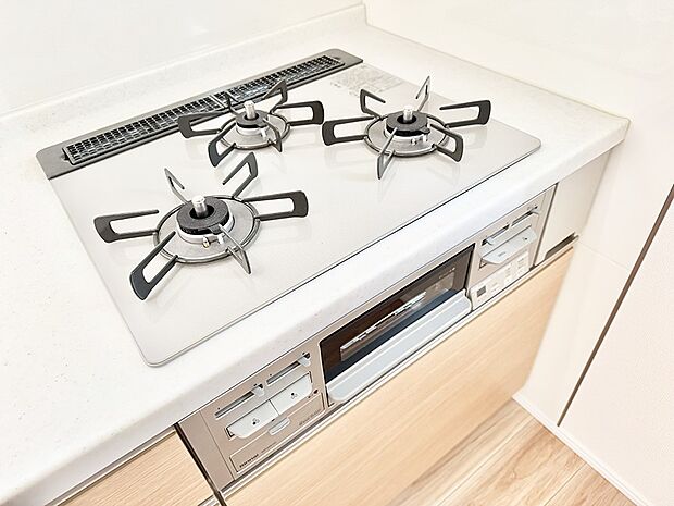 ■3口コンロのシステムキッチンで料理の手順もスムーズに