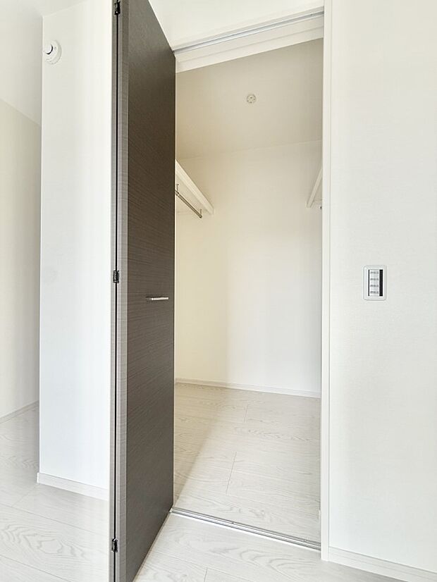 ■季節の洋服も、思い出の小物もすっきり収納できるウォークインクローゼット付  