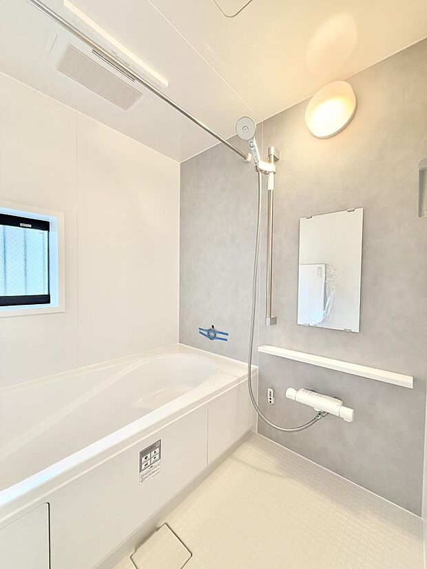 ■落ち着いた色合いの壁面、ゆっくり寛げるバスルーム