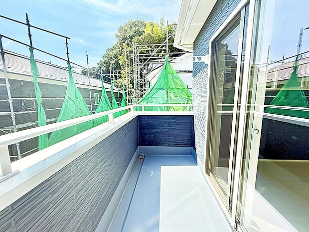 ■ 心地よい風と光を感じる、くつろぎのバルコニー