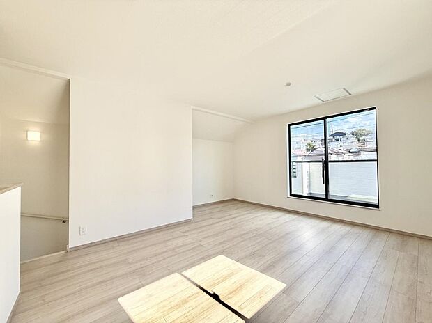 ■陽ざしが射し込む明るいLDKは家族でのんびり寛げます  