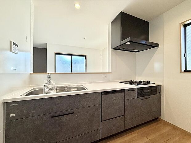 小窓があるので、明るさと開放感たっぷりなキッチン！