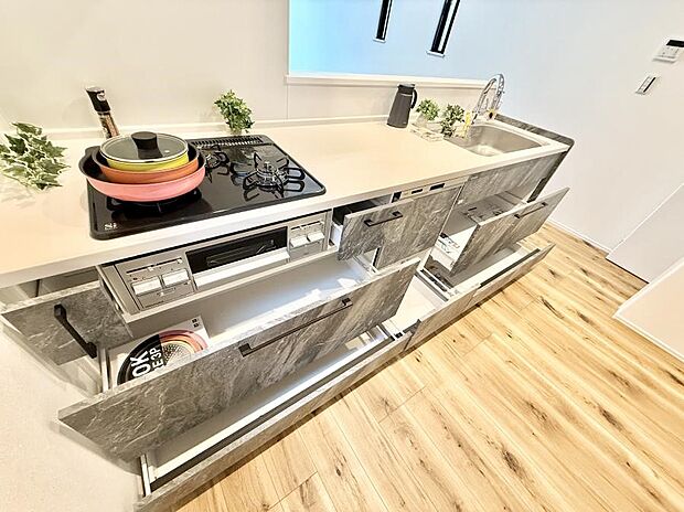 ■シンプルで機能的、毎日使いやすいキッチン