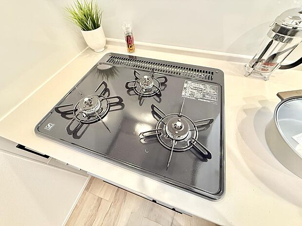 ■3口コンロのシステムキッチンで料理の手順もスムーズに