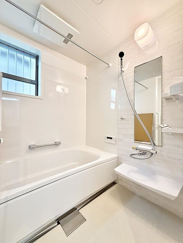 ■落ち着いた色合いの壁面、ゆっくり寛げるバスルーム