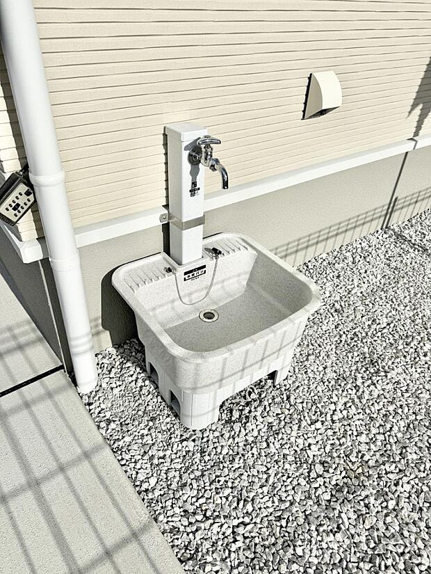 ■ガーデニングや洗車などの際に大活躍な屋外立水栓  