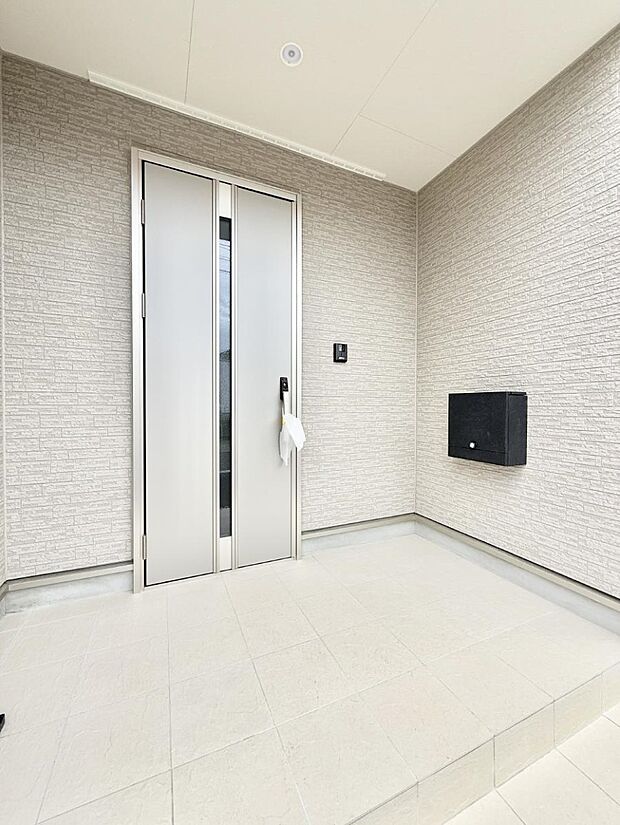 ■ シンプルで美しく、住まいの第一印象を彩る玄関です