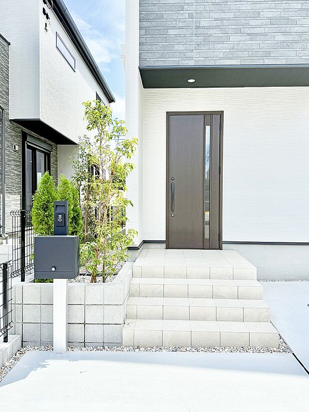 ■ シンプルで美しく、住まいの第一印象を彩る玄関です