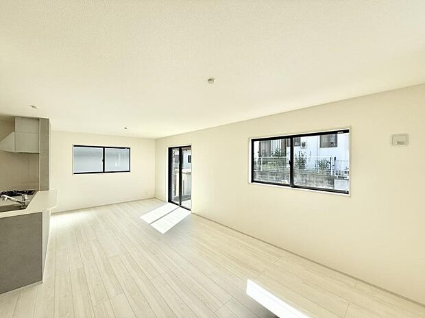 ■陽ざしが射し込む明るいLDKは家族でのんびり寛げます