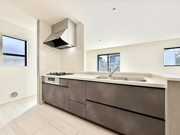 ■小窓があるので、明るさと開放感たっぷりなキッチン！  