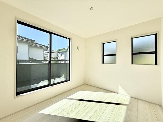 大きな窓は開放感があり、明るさ通風バッチリです