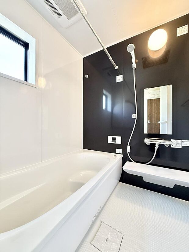 ■落ち着いた色合いの壁面、ゆっくり寛げるバスルーム