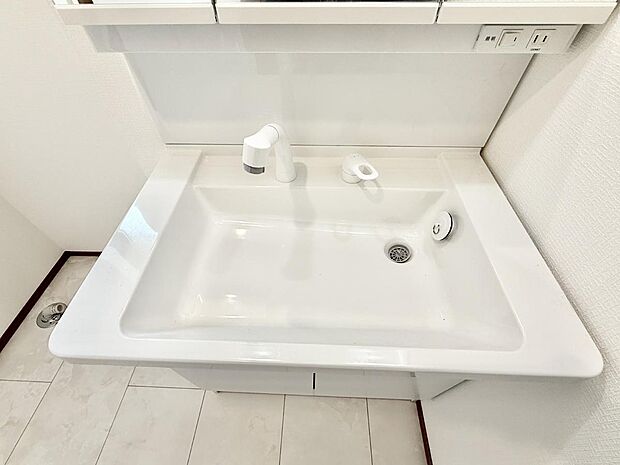 ■細かい部分まで洗いやすく便利なハンドシャワー付き