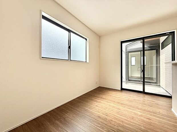 ■陽ざしが射し込む明るいLDKは家族でのんびり寛げます  