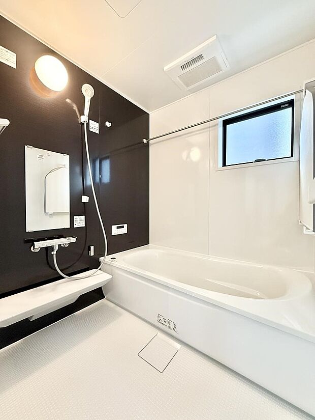 ■落ち着いた色合いの壁面、ゆっくり寛げるバスルーム