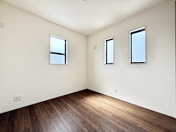 ■2面採光で明るい居室!