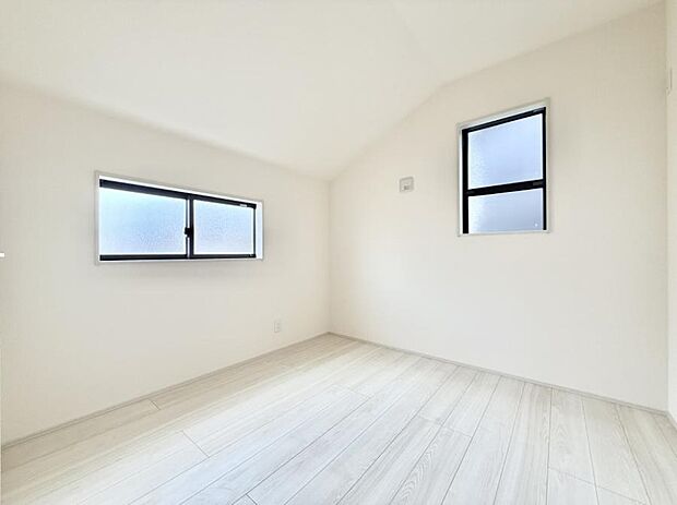 ■シンプルな空間で、収納付きベッドやデスクなど、多機能な家具を活用しやすいです