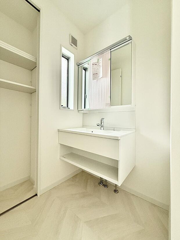 ■明るい洗面所は毎朝の歯磨きも楽しくできちゃいそうです♪