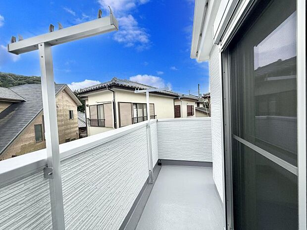 ■ 心地よい風と光を感じる、くつろぎのバルコニー