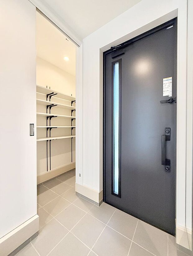 欲しかったシューズインクローク！雨具や三輪車、ベビーカーも置けます  