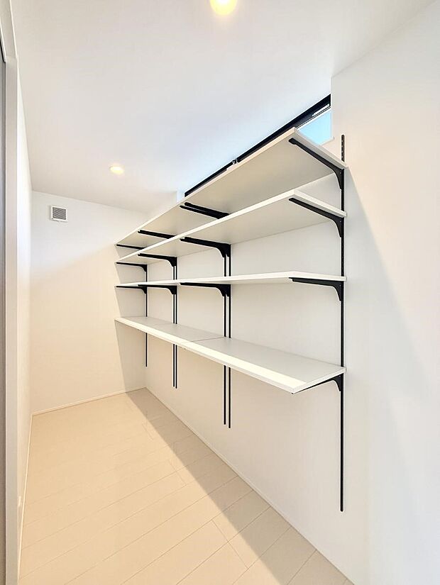 キッチンには食品貯蔵にとても便利なパントリーあり