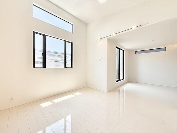 直接陽が室内に差し込み大変明るい室内です