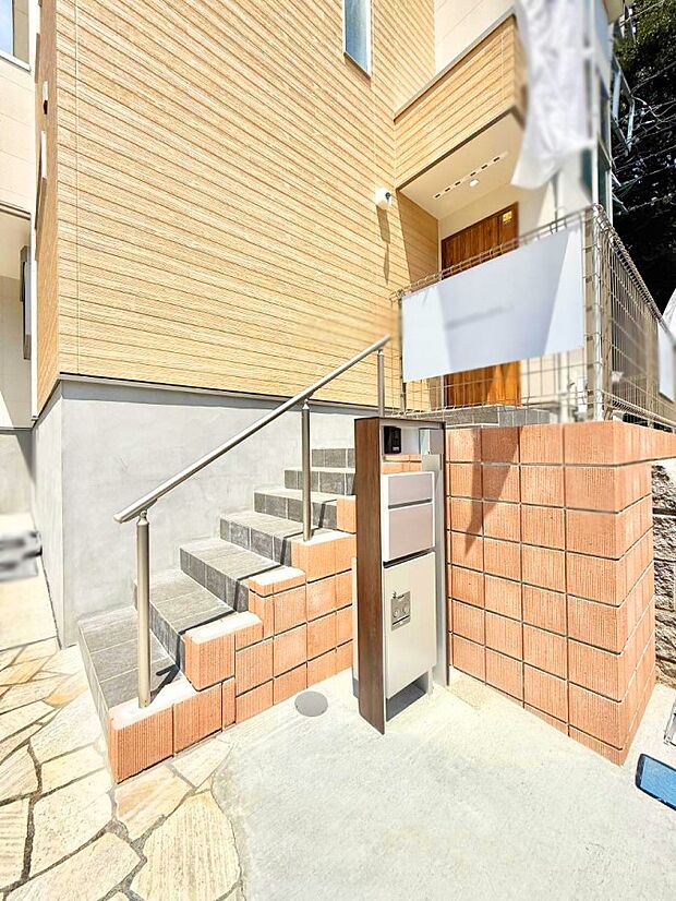 ■ シンプルで美しく、住まいの第一印象を彩る玄関です