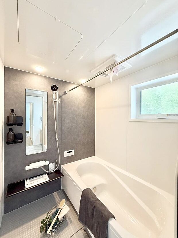 ■落ち着いた色合いの壁面、ゆっくり、ゆったり寛げるバスルーム。  