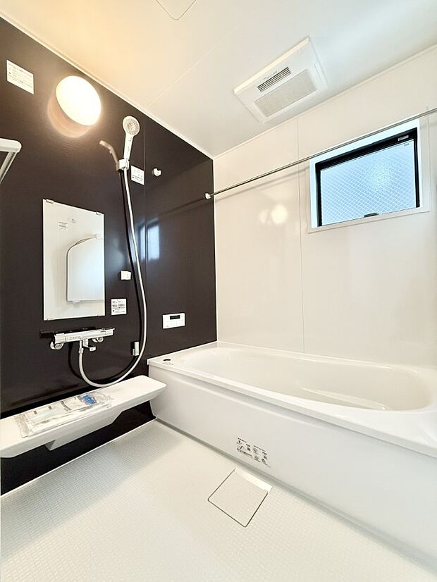 ■落ち着いた色合いの壁面、ゆっくり寛げるバスルーム