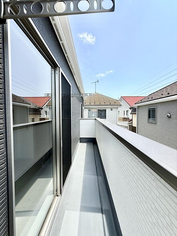 ■南面バルコニーは陽当たり良好！お洗濯物がよく乾きますね  