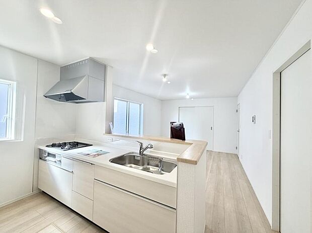 小窓があるので、明るさと開放感たっぷりなキッチン!