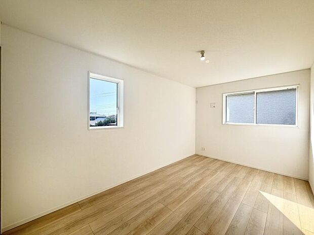 ■2面採光で明るい居室!