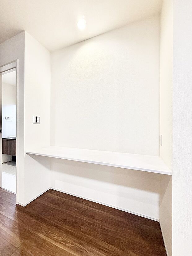 勉強・テレワークなど様々な用途で使えるカウンター付き  