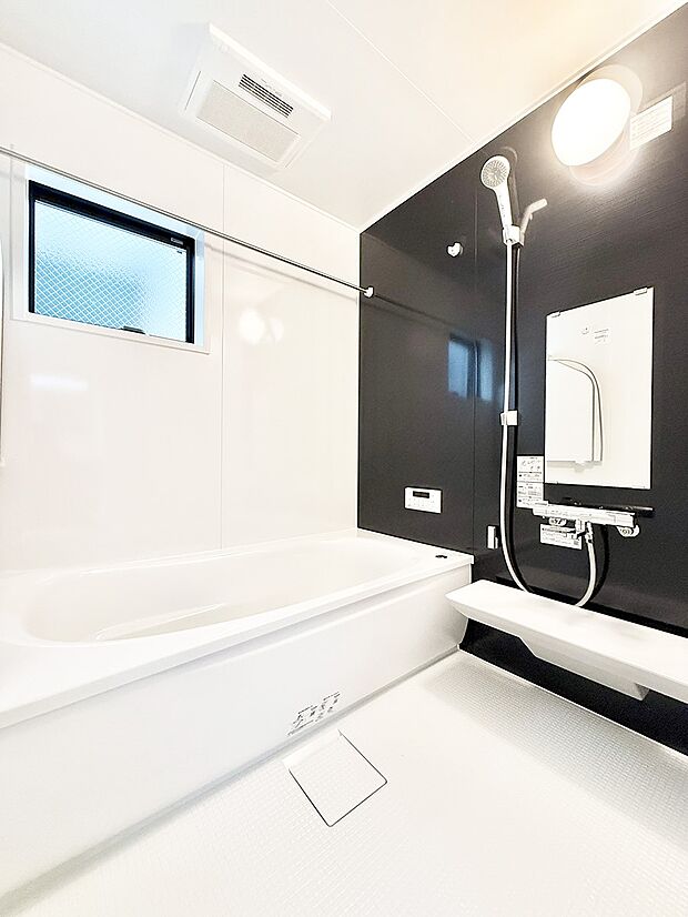 落ち着いた色合いの壁面、ゆっくり、ゆったり寛げるバスルーム。  