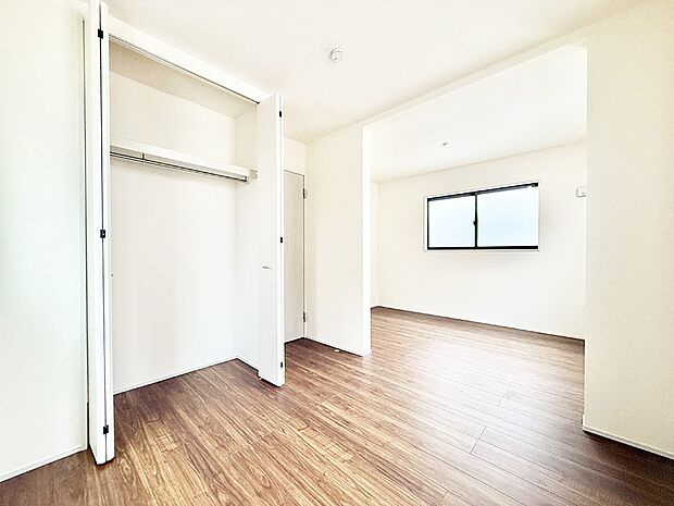 広いクローゼット、収納は多い方が嬉しいですね！  