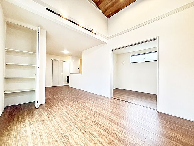 インテリアを考えるのが楽しみな広いリビングです！  