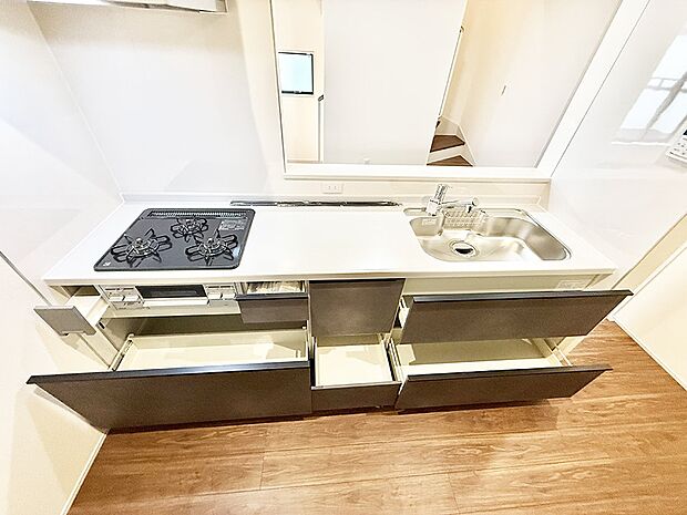 収納力豊富なシステムキッチンです！