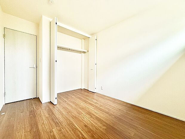 広いクローゼット、収納は多い方が嬉しいですね！  