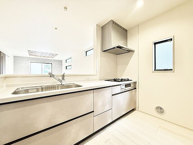 小窓があるので、明るさと開放感たっぷりなキッチン！  