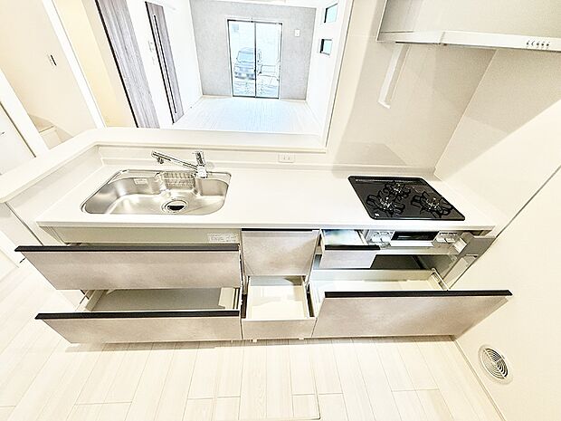 収納力豊富なシステムキッチンです！