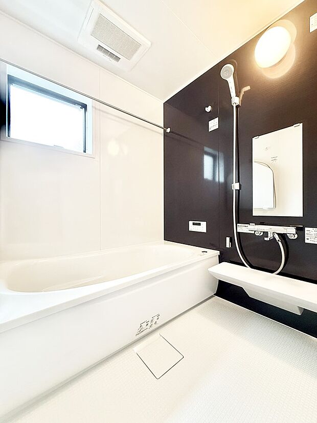 落ち着いた色合いの壁面、ゆっくり、ゆったり寛げるバスルーム。