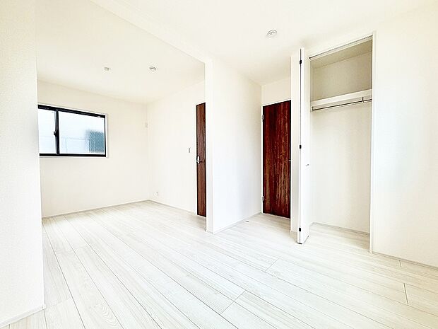 広いクローゼット、収納は多い方が嬉しいですね！  