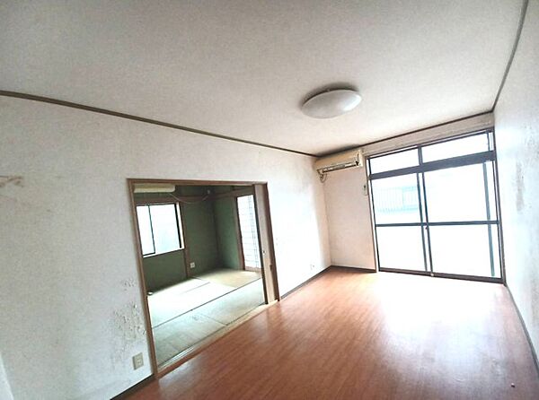 大きな窓から光が入り明るい空間でお寛ぎいただけます