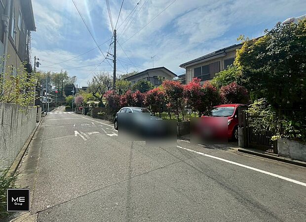 広々6ｍ幅の前面道路は、車の出入りも楽々  