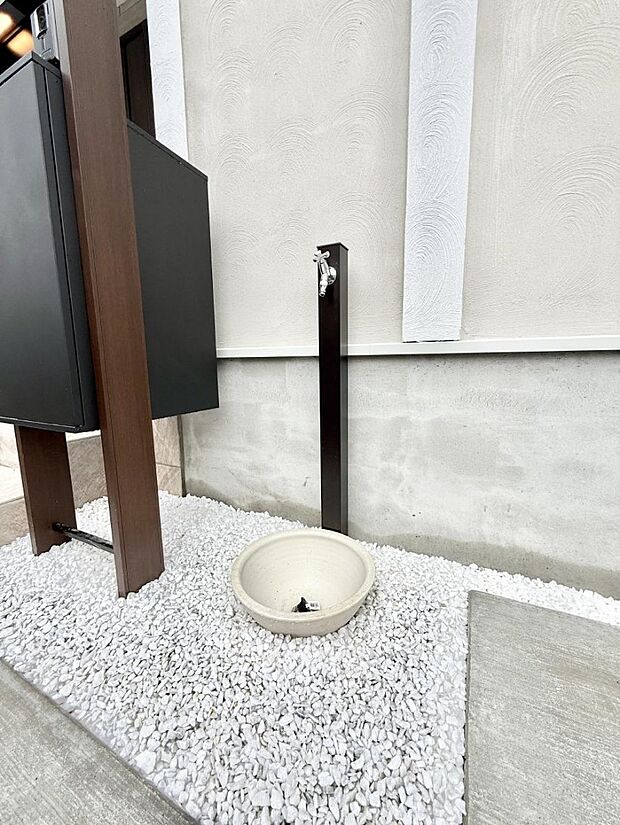 ■ガーデニングや洗車などの際に大活躍な屋外立水栓  