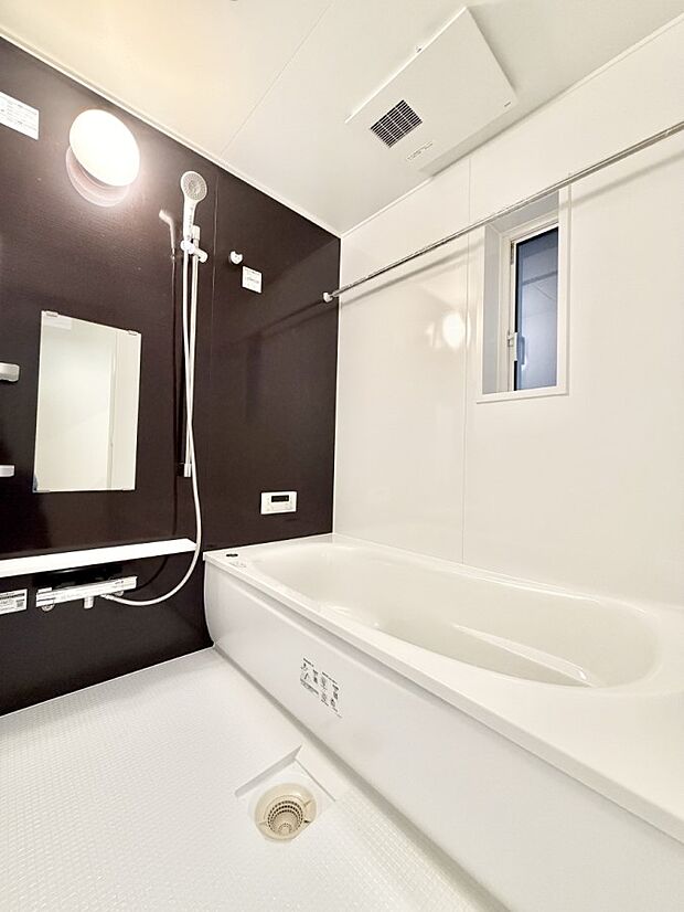 ■落ち着いた色合いの壁面、ゆっくり寛げるバスルーム